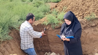 بازدید فنی محققان بخش تحقیقات خاک و آب از اراضی پیشنهادی احداث نیروگاه خورشیدی در آق‌قلا